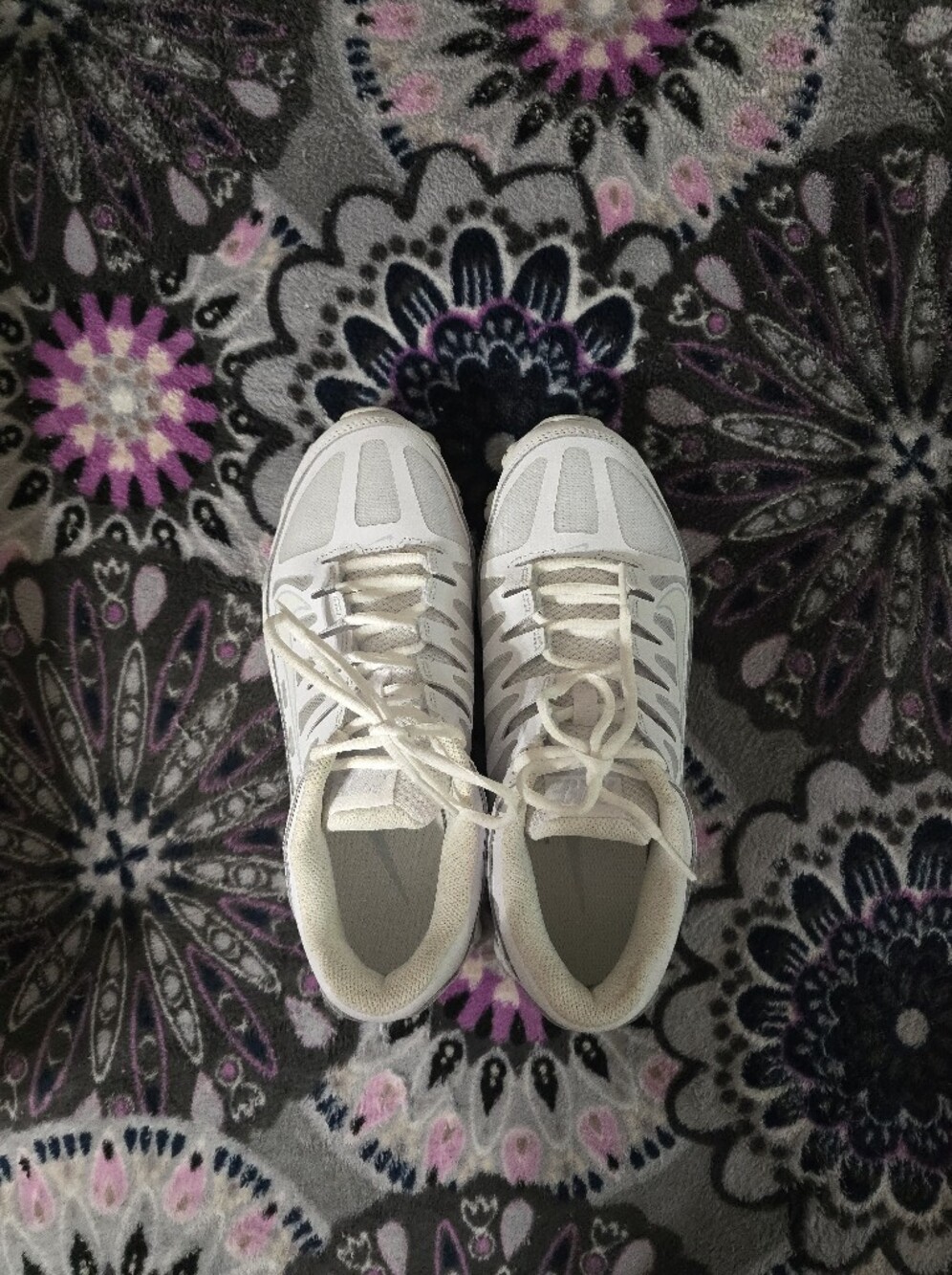 Silver Training Shoes Men’s 7.5 Women’s 9